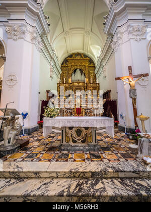 Altar mit Organboden im Hintergrund der katholischen Kirche Santo Stefano. Capri. Italien. Stockfoto