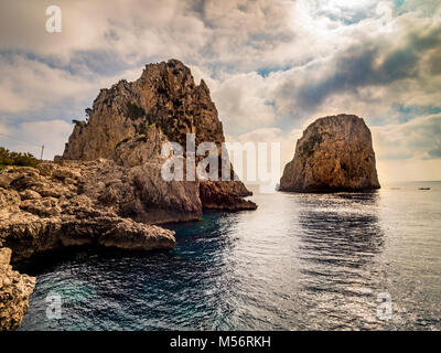 Faraglioni: Die drei Sporne der Felsen, der aus dem Meer steigen, das nur wenige Meter von der Insel der südlichen Küste von Capri. Stockfoto