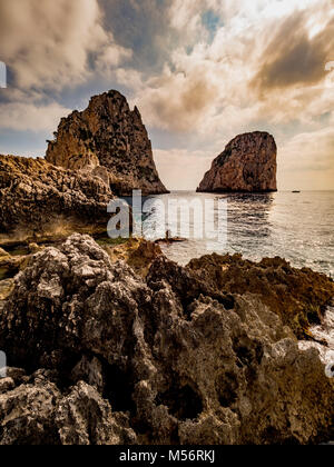 Faraglioni: Die drei Sporne der Felsen, der aus dem Meer steigen, das nur wenige Meter von der Insel der südlichen Küste von Capri. Stockfoto