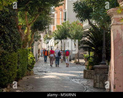 Typische Straße in Anacapri mit Touristen, Capri, Italien. Stockfoto