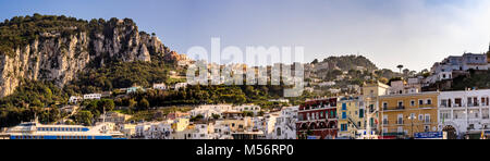 Panoramablick vom Marina Grande nach oben in Richtung der Stadt von Capri, Italien. Stockfoto