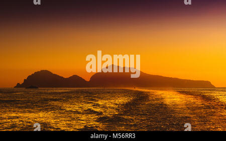 Sonnenuntergang über der Insel Capri, die Bucht von Neapel, Italien. Stockfoto