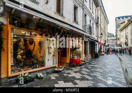 Aosta, Italien - 17.02.2018: Commercial Street während eines regnerischen Tag in den italienischen Alpen Stadt Aosta im Nordwesten von Italien Stockfoto