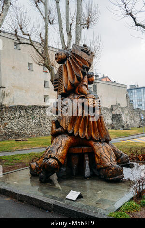 Aosta, Italien - 17.02.2018: Wood Carving von dorino Ouvrier berechtigt, den Akkordeonspieler bei der Porta Pretoria in Aosta, Italien Stockfoto