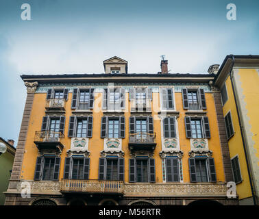 Aosta, Italien - 17.02.2018: Italienische Alpen Architektur im Stil des 19. Jahrhunderts in der alpinen Stadt Aosta im Nordwesten von Italien Stockfoto