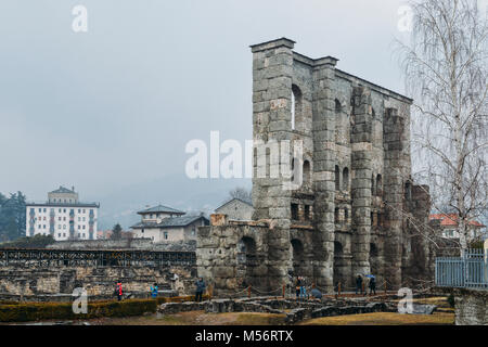 Aosta, Italien - 17.02.2018: die Ruinen der alten römischen Theater Ende der Regierungszeit des Augustus in Aosta, Italien gebaut, einige Jahrzehnte nach der Gründung der Stockfoto