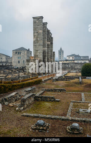 Aosta, Italien - 17.02.2018: die Ruinen der alten römischen Theater Ende der Regierungszeit des Augustus in Aosta, Italien gebaut, einige Jahrzehnte nach der Gründung der Stockfoto