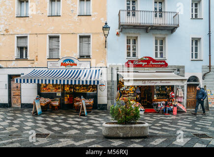 Aosta, Italien - 17.02.2018: La Bottega Incantada Bedeutung der verzauberte Workshop, einen Souvenir Shop neben einem lokalen Produkte Shop Stockfoto