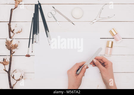 7/8 Bild der Frau feilen Nägel mit Nagelfeile Stockfoto