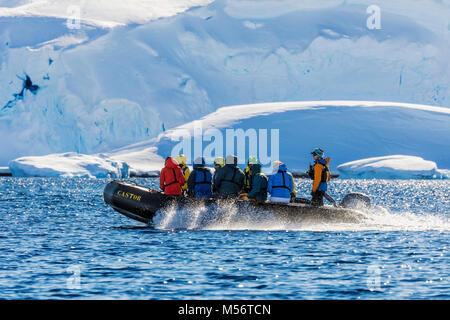 Großes Schlauchboot Zodiac Boote shuttle alpinen Bergsteigen Skifahrer in die Antarktis aus dem Passagierschiff Ocean Abenteurer Stockfoto