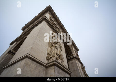 Arc de Triomphe (Triumph Arch, oder Triumphbogen) auf der Place de l'Etoile in Paris, von unten. Es ist eines der bekanntesten Sehenswürdigkeiten in Paris, St Stockfoto