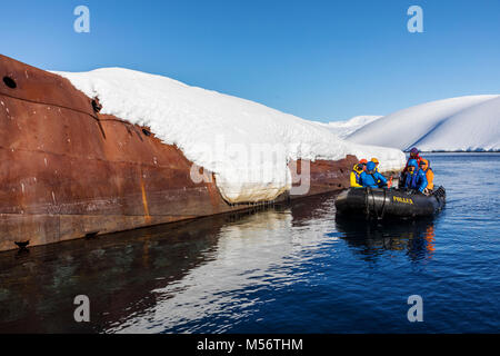 Touristen in Zodiac Boot besuchen Norweigan Walfang Schiffbruch; Gouvenoren; Enterprise Insel; Antarktis Stockfoto