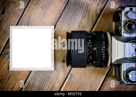 Blick von oben auf eine 35-mm-Filmkamera und weißen Raum für Text auf einem rustikalen Holztisch Stockfoto