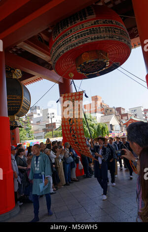 Die Daigyoretsu während der Sanja Matsuri Festival, Tokio, Japan. Stockfoto