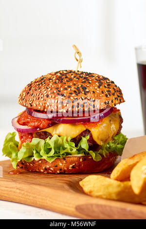 Classic Cheeseburger auf Holzbrett Stockfoto