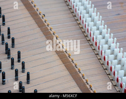 Fallstricke im Körper des alten Cembalo mit Brücke Stockfoto