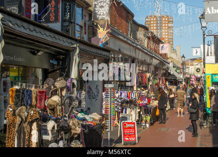 Fußgängerzone "North Lanes" in Brighton, East Sussex, England. Mit Massen von Menschen. Stockfoto