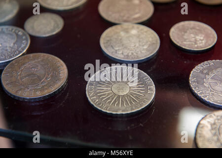 Argentinien, Pampas, San Antonio de Areco, Gaucho Museum. Detail der vintage Silbermünzen (Del Rio da la Provincias) auf gaucho-gürtel verwendet. Stockfoto
