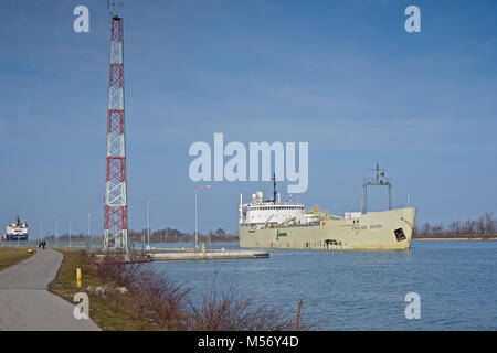 Englisch Fluss Zement Träger durch die Welland Canal Stockfoto