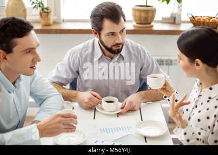 Warnung zwei Mann und eine Frau reden und Kaffee Stockfoto