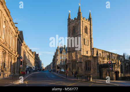 Newcastle upon Tyne, Blick entlang Grainger Street mit dem Hl. Johannes der Täufer Kirche auf der rechten Seite und Grey's Monument, das sich in der Entfernung, Tyne und Wear, Großbritannien Stockfoto