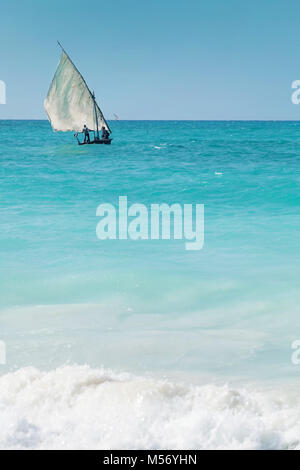 Eine Dhow aus Segeln in den Horizont auf blauem Meer. Stockfoto