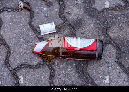 Zerbrochene Bierflaschen in der Mitte der Fußweg Stockfoto