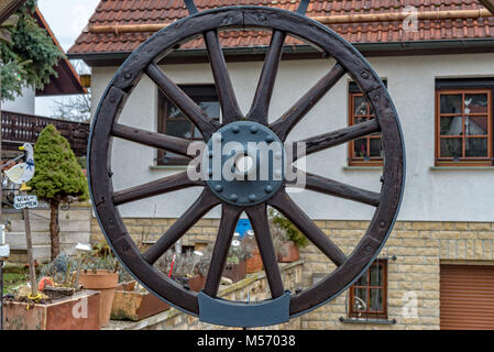 Rad des Wagens hängt auf das Tor für die Dekoration Stockfoto