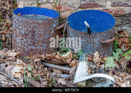 Paint Bucket aus Metall, mit blauer Farbe Stockfoto