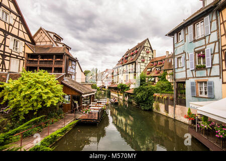 Berühmte Ansicht der Petite Venise Viertel und seine Kanäle in Colmar, Elsass, Frankreich Stockfoto