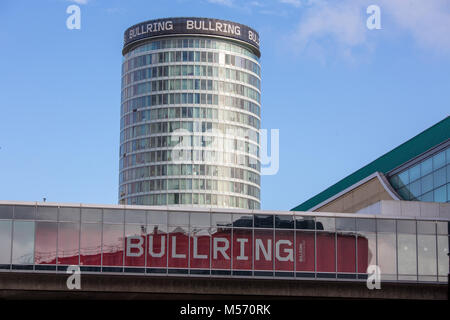 Die Rotunde Gebäude Birmingham durch den Bullring Shopping Centre, Birmingham gesehen Stockfoto