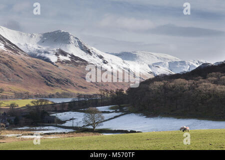 Der Lake District, Cumbria, im Winter mit Schnee auf den Gipfeln. Flass Holz, Whiteless Hecht und die angrenzenden Berge, gesehen von der Unterseite der Mellbreak Stockfoto
