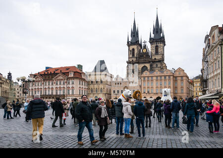 Prag, Tschechische Republik - 18. Februar 2018: die Menschen besuchen, Altstädter Ring in Prag, Tschechische Republik Stockfoto