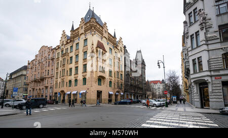 Prag, Tschechische Republik - 18. Februar 2018: Die Menschen sind zu Fuß auf dem gesäumte Strasse in der Altstadt von Prag, Tschechische Republik Stockfoto