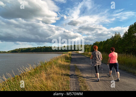 Nordic Walking - ein Spaziergang mit zwei Frauen Polen entlang der See Stockfoto