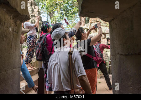 Massen von Touristen fotografieren bei Ta Prohm Dschungel Tempel in Angkor, Kambodscha Stockfoto