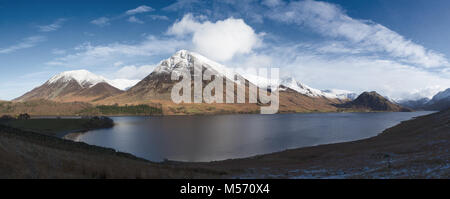 Der Lake District, Cumbria, im Winter mit Schnee auf den Gipfeln. Einen Panoramablick über Crummock Water zu Hopegill Kopf, Grasmoor und Whiteless Hecht Stockfoto