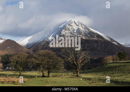 Der Lake District, Cumbria, im Winter mit Schnee auf den Gipfeln. Grasmoor gesehen neben der Kirche St. Bartholomä, Loweswater Stockfoto