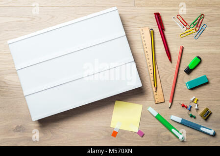 Leere Lightbox mit Kopie Platz für eine Nachricht schreiben liegen auf Schreibtisch mit Kugelschreiber, Bleistift, Textmarker und Lineal so flach aus der Vogelperspektive legen Stockfoto