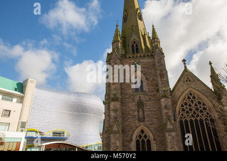 Die selfridges Gebäude von Saint Martin in der Stierkampfarena, Birmingham, England, UK eingerahmt. Stockfoto