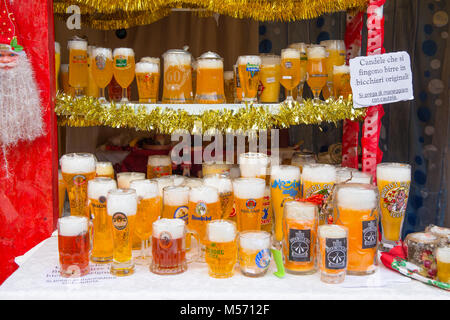 Fake Gläser Bier auf Verkauf Stockfoto