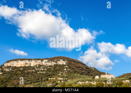 Die Kirche auf dem Berg unter einem blauen Himmel mit Wolken Stockfoto