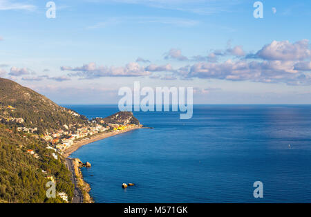 Aereal Ansicht von Varigotti Strand, Savona, Ligurien, Italien Stockfoto