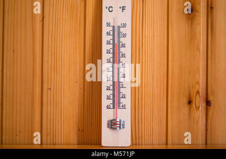 Holz- thermometer auf einer hölzernen Hintergrund Stockfoto