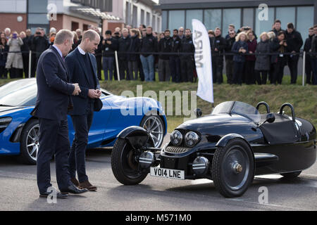 Der Herzog von Cambridge ist von Dr. George Gillespie Chief Executive Officer Officer von MIRA begleitet, wie sie die Fahrzeuge am MIRA Technology Park in Nuneaton, Warwickshire, die zukunftsweisende Technik, Forschung und Dienstleistungen für die Transportbranche. MIRA war früher als der Motor Industry Research Association bekannt. Stockfoto