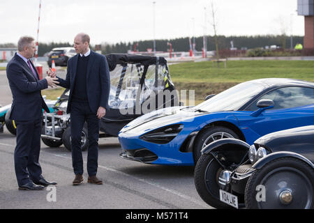 Der Herzog von Cambridge ist von Dr. George Gillespie Chief Executive Officer Officer von MIRA begleitet, wie sie die Fahrzeuge am MIRA Technology Park in Nuneaton, Warwickshire, die zukunftsweisende Technik, Forschung und Dienstleistungen für die Transportbranche. MIRA war früher als der Motor Industry Research Association bekannt. Stockfoto