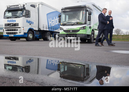 Der Herzog von Cambridge ist von Dr. George Gillespie Chief Executive Officer Officer von MIRA begleitet, wie sie die Fahrzeuge am MIRA Technology Park in Nuneaton, Warwickshire, die zukunftsweisende Technik, Forschung und Dienstleistungen für die Transportbranche. MIRA war früher als der Motor Industry Research Association bekannt. Stockfoto