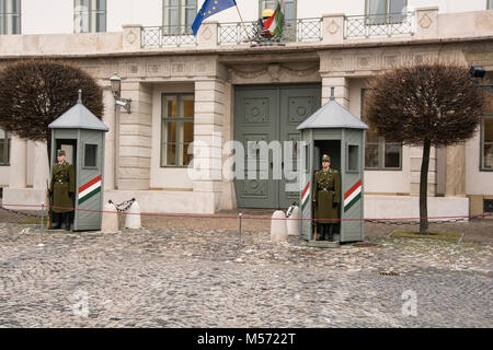 6. Februar 2018 - Budapest Ungarn - Wachen auf Aufgabe außerhalb der Residenz des Präsidenten Sandor Palace. Stockfoto