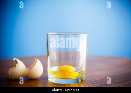Rohes Ei in ein Becherglas Stockfoto