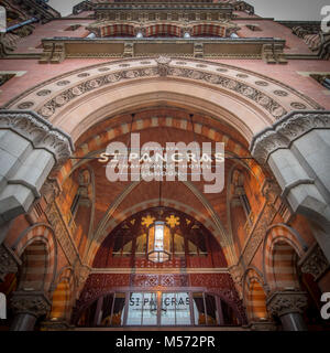 Suchen nach am Bahnhof St Pancras Hotel Eingang: London, UK Stockfoto